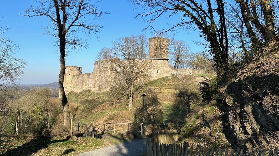 Die Burgruine thront über dem Siegtal und lädt zu einem tollen Ausflug ein. © Anna Oberste